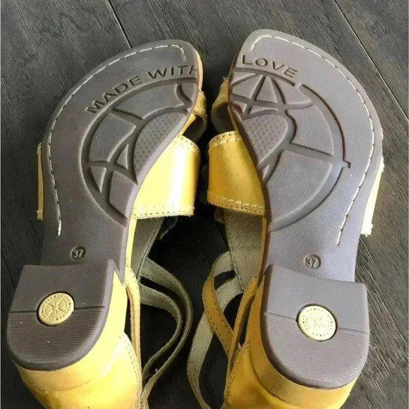 Bussola Leather Strappy Sandal,Flower design, Back Zip Close,buckle,Comfort sole - Picture 4 of 5